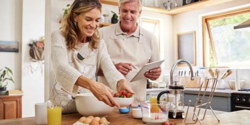 Jak się odżywiać w okresie perimenopauzy i menopauzy? Dieta ma znaczenie i może pomóc