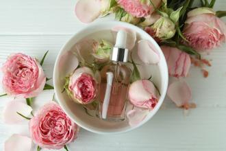 Olejki eteryczne najlepsze w czasie menopauzy. Które stosować?
