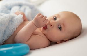 Odruchy niemowlęce. Jak wyglądają i czym grozi ich niewygaszenie?