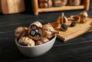 Czarny czosnek chroni nie tylko przed chorobami serca. Poznaj jego dobroczynne właściwości