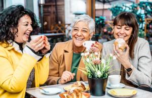 Naukowcy są zgodni - więcej przyjaciół i znajomych to dłuższe i zdrowsze życie