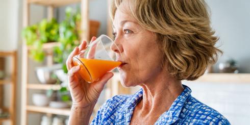 Wiosenny "glow up" ukryty w szklance soku. Jak skutecznie zregenerować skórę po zimie dzięki rodzimym produktom?