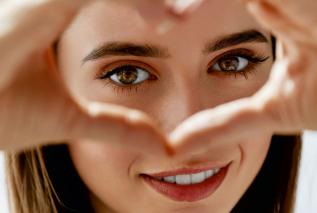 Oprawa oczu. To brwi i rząsy dają znać, że w naszym organizmie dzieje się coś złego