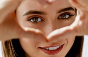 Oprawa oczu. To brwi i rząsy dają znać, że w naszym organizmie dzieje się coś złego