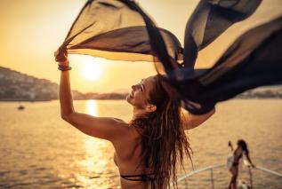 Jak chronić się przed słońcem? Skórę można wspomóc także od środka