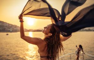 Jak chronić się przed słońcem? Skórę można wspomóc także od środka