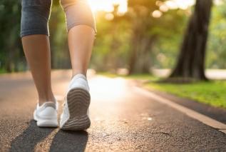 Zmiana sposobu chodzenia łagodzi ból kolana