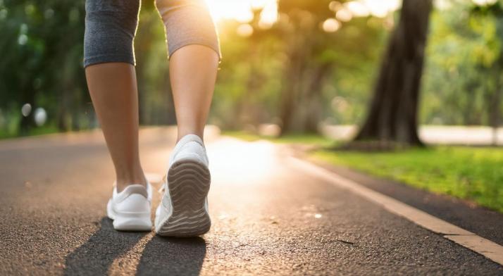 Zmiana sposobu chodzenia łagodzi ból kolana