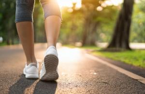 Zmiana sposobu chodzenia łagodzi ból kolana