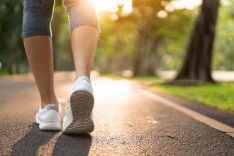 Zmiana sposobu chodzenia łagodzi ból kolana