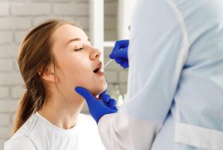 Ślina to pierwsza linia obrony przed patogenami. Jaki jest jej skład i funkcje?