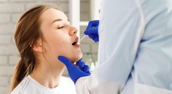 Ślina to pierwsza linia obrony przed patogenami. Jaki jest jej skład i funkcje?