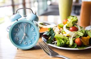 Post przerywany a kobieca równowaga harmonalna. Jak pościć bezpiecznie?