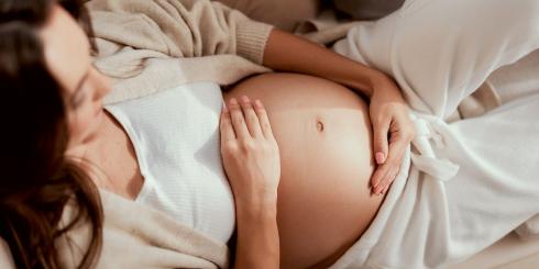 Depresja, ADHD, problemy w relacjach? Płód reaguje na emocje matki 